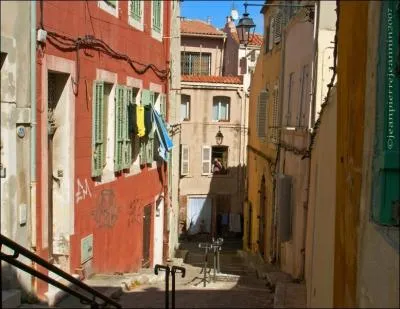 Quel est le quartier le plus vieux de Marseille, charg d'histoire et de culture mditerranenne, un endroit emblmatique ?