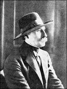 N en 1872, dcd en 1960, il est l'auteur des 17 tomes des  Ballades  et le fondateur de la revue  vers et prose . Son clan l'a lu  Princes des potes  en 1912.