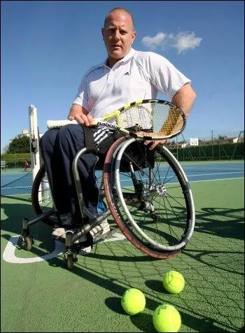 A Wimbledon , il n'y a pas de comptitions de tennis handisport , les chaises ne pouvant circuler sur le gazon .