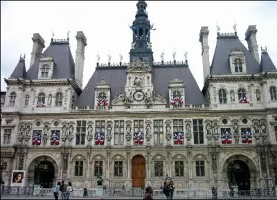 Quel nom avais la place de l'htel de ville ?