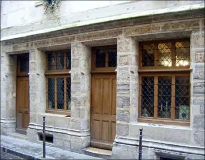 O se situe probablement la plus vieille maison de Paris, qui date de 1407 ?