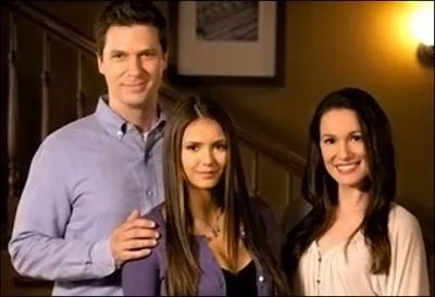 Comment sont morts les parents d'Elena ?