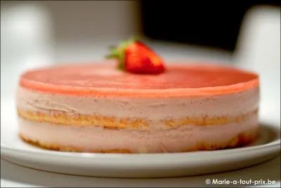 Gateau  la mousse de fruits sur une moelleuse gnoise. Le...