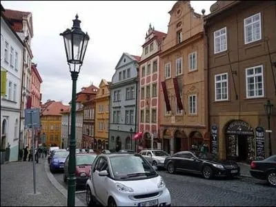 Villes du Monde : Prague. La rue Nrudova. Rue commerante et touristique de Prague. Observation : de quelle marque est la voiture noire au second plan ? ( cliquez sur l'image).