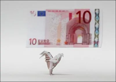 Comme vous le voyez, le billet de dix euros est de couleur rose, de quelle couleur est le billet de deux cents euros ?