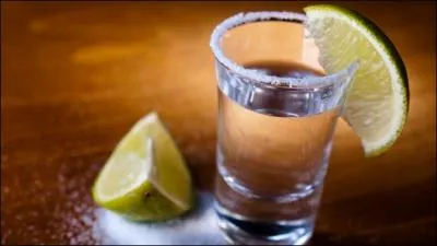 L'été, en terrasse on aime respecter les traditions, alors n'oubliez pas celle-ci, le soir, face à la mer : lécher du sel et croquer un morceau de citron; toutes les saveurs de ... ..... éclateront.