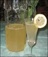 Citron vert, liqueur d'orange, sucre de canne et champagne, un mélange luxueux, à préparer au dernier moment afin que les bulles ne s'échappent pas en attendant les convives.