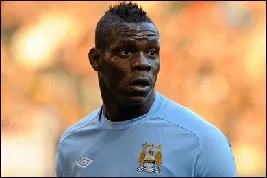 Enfant terrible du foot italien clbre pour ses nombreuses frasques ainsi que son attitude agaante. ( sortie la veille de match , se trompe de maillot , ... . )