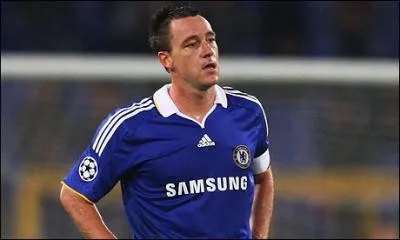 Il a perdu son brassard de capitaine de l'Angleterre suite  un nouveau scandale o il aurait tenu des propos racistes envers Anton Ferdinand .