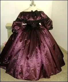 Indiquant « ce qui est tissé », somptueux tissu aux reflets changeants, originaire de Perse :