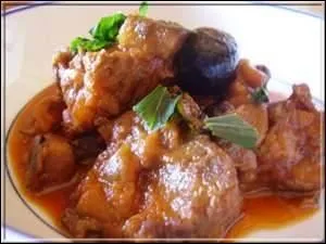 Du veau oui, mais avec du chorizo, des olives, un verre de porto, concentré de tomate et bouquet aromatisé. Servez avec des pommes de terre.