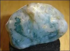 Joli prnom ou pierre fine de couleurs varies. Elle peut tre blanche. Utilisez cette dernire pour viter les maladresses de la souris tente de draper.