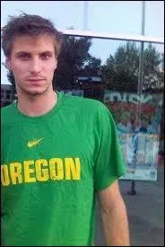 Dans quel sport s'illustre ce sportif ?