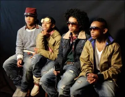 Qui est le chanteur principal du groupe ? (photo)