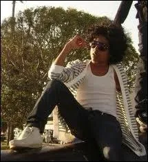 Quel est son nom de scne et son vrai nom ?