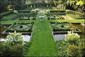 Une promenade par une belle journe d't pour y changer de doux serments qui flotteront au-dessus de la surface des eaux vertes.