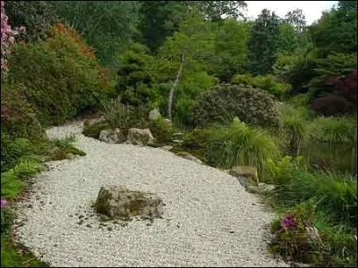 D'inspiration japonaise, ce jardin zen porte un nom prcieux. Non, ne vous baissez pas pour ramasser ce qui pourrait parer le cou d'une belle.