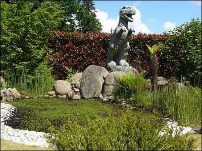 Au dtour des alles si calmes et reposantes, celui-ci a de quoi vous surprendre ! Il domine de sa haute masse le jardin ... .