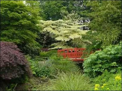 Observez bien votre environnement. Dites-moi, dans quel jardin flnez-vous depuis que vous avez franchi cet lgant pont rouge ?