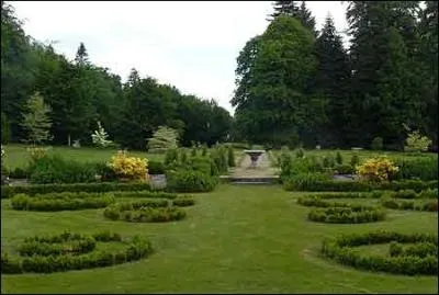 Des buis de bordure dessinent des arabesques sur les pelouses, et des vgtaux aux fleurs jaunes y font des taches de couleur. Voil le style pur du jardin  ---.