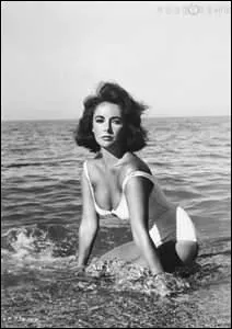 Avez-vous reconnu cette figure emblématique du cinéma qui se prête au shooting avec une gourmandise non dissimulée ?