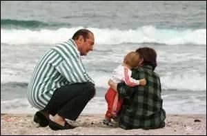 Bien sûr vous avez reconnu le Président Jacques Chirac en famille. Mais à qui dédia-t-il le premier tome de ses Mémoires, sorti en 2009 ?