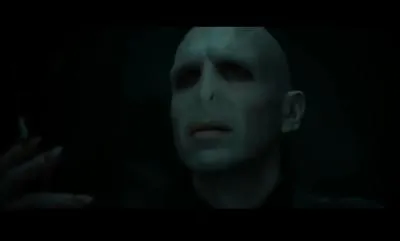 Dans R. D. L. M. (partie 2), Lord Voldemort dit  Harry avant qu'il ne rende l'me :   Harry Potter, le garon qui a survcu. Prpare-toi  mourir !  . Que dit-il exactement ?