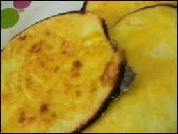Quel est ce dessert fait  base de brocciu, jaune d'oeuf, sucre, cuit sur des feuilles de chtaignier ?