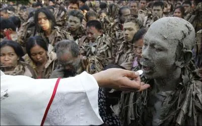 En regardant attentivement cette photo (pour les nouveaux membres, cliquez sur la photo), vous devriez trouver l'endroit o ce prtre distribue les hosties !