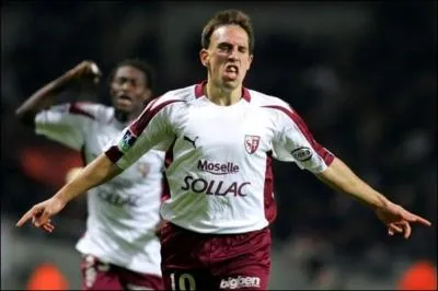 En 2004, il fait ses dbuts en Ligue 1, sous le maillot ... ( il n'y restera que six mois)