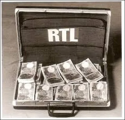 Cet animateur, je lui ai parlé ! C'est un spécialiste des questions pour les champions. Vous savez ce qu'il m'a demandé ? Le montant de la valise RTL ! Quel c-- je fais, je n'écoutais pas !