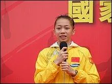 Combien pse la gymnaste Yang Yilin en kg et en livres ?