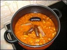 Quel est ce cassoulet espagnol qui tient son nom du haricot avec lequel il est fabriqu ?
