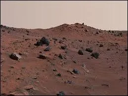 Je suis la quatrime plante en partant du Soleil. Les Terriens ont dj envoy pas mal de sondes sur mon sol, dont les photos sont nombreuses maintenant. Je suis la plante 