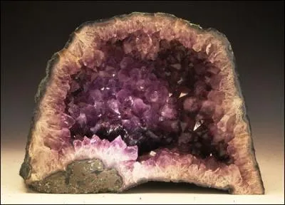 Quel est ce quartz utilis comme gemme dont la traduction est   qui prserve de l'ivresse   et driv du mot grec ?