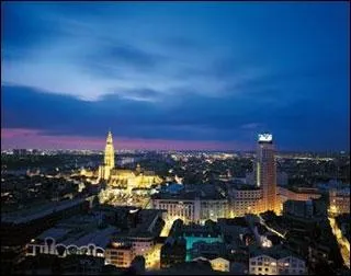 Quelle tait cette ville dont les premiers flots de diamants se dversrent sur les tables de caf  Flora  en 1886 ?