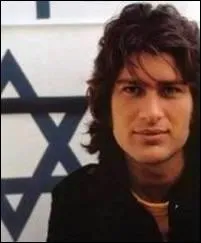 Quel est ce crooneur isralien ?