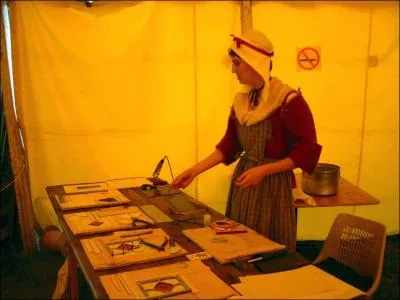 Les bases de ce mtier, qui existe toujours, sont les suivantes : Couper les morceaux de verre, les polir, les relier avec un ruban de cuivre et les souder selon la mthode ancestrale !