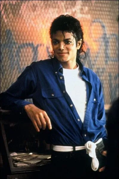 Dans le clip  The way you make me feel  combien d'hommes accompagnent Michael ?
