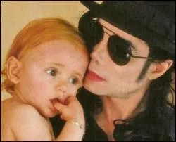 Dans le clip  Smooth Criminal  Michael porte un bandeau bleu autour d'un de ses bras. Lequel ?