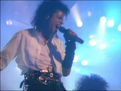 Dans le clip  Dirty Diana , une jeune femme, au dbut, sort d'une voiture. De quelle ct sort-elle ?