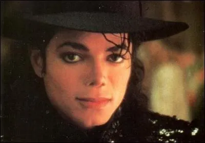 Dans le clip  Give in to me ,  quelle main Michael porte-t-il une attelle ?
