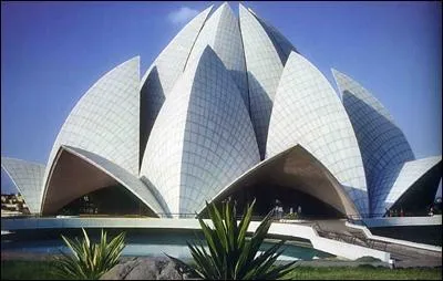 Sa coupole haute de 34 mtres et sa forme de lotus sans aucune ligne droite abrite...