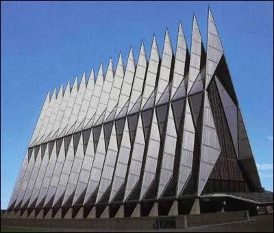 Tout d'aluminium vtu, son point d'orgue est sa chapelle aux allures arodynamiques, il abrite...