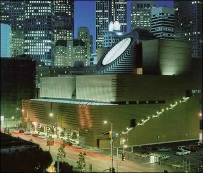 Provocateur avec son cylindre tronqu de biais en marbre bicolore, il abrite...