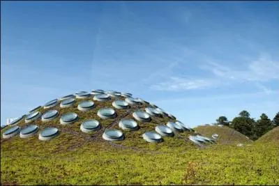 Cet immense toit vgtal de 10 000 mtre carrs envelopp dans une gangue de cuivre abrite...