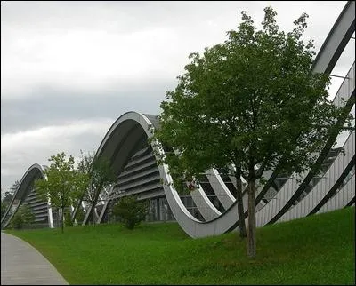 Ses douces ondulations mtalliques inspires des collines environnantes abritent...