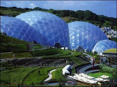 Ses 4 dmes godsiques recouverts de membranes isolantes abritent...