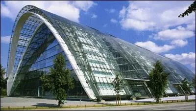 Agrment de jardins d'hiver sous un double toit de verre en parabole inverse, il abrite...