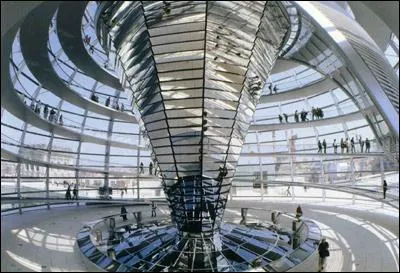 Clbre pour ses rampes en spirale menant  une plate-forme panoramique et son cne central rflchissant la lumire, il abrite...